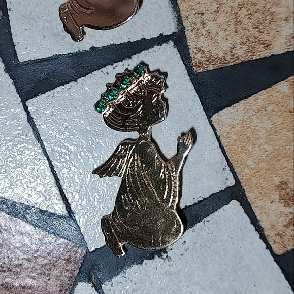 Jewelry - 2 Angle pins